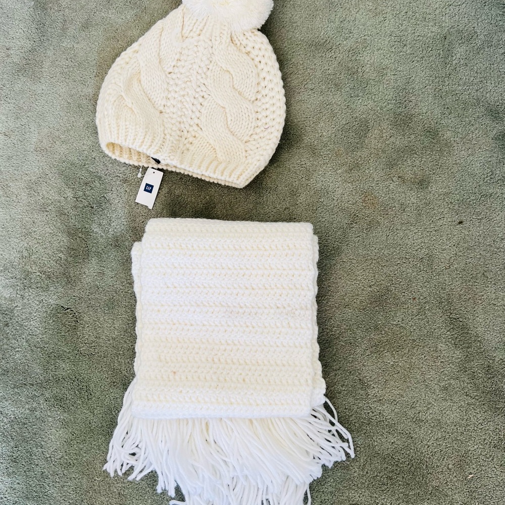 GAP Cream Cable Knit Hat and Scarf Set